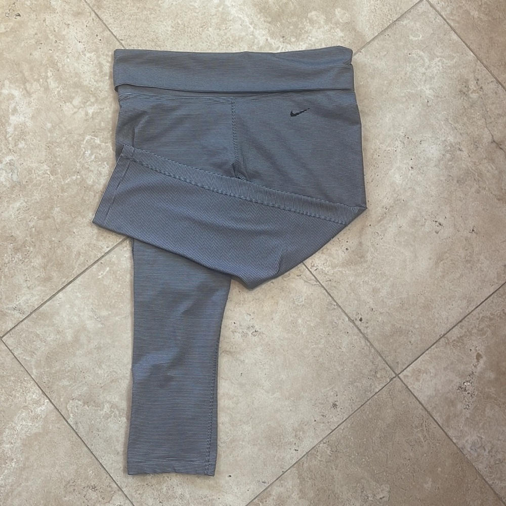 Nike drifit capri leggings. Size large